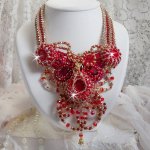 Plastron Rubis haute Couture brodé avec des cabochons : l’Agate et le Corail Rouge, cristaux : fleurs, gouttes, toupies, fleurs, perles en Résine et Verre, rocailles,  calottes et perles filigranées